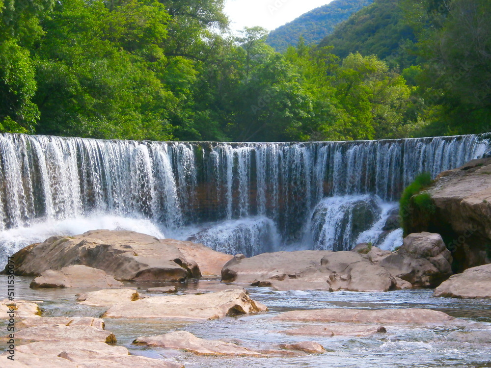 Cascade de la vis : une merveille de la nature propice à la baignade 