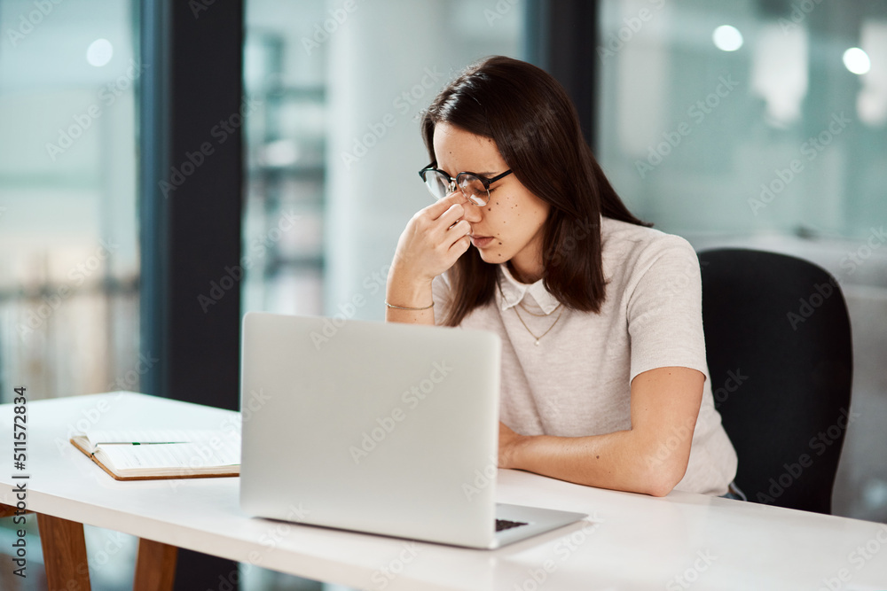 我需要加班来克服这些最后期限。一张年轻女商人看起来压力很大的照片