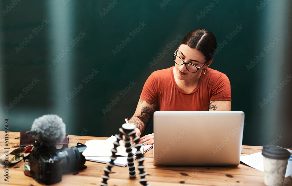 把事情写下来有助于我记住。一个迷人的年轻女商人坐在旁边的裁剪镜头