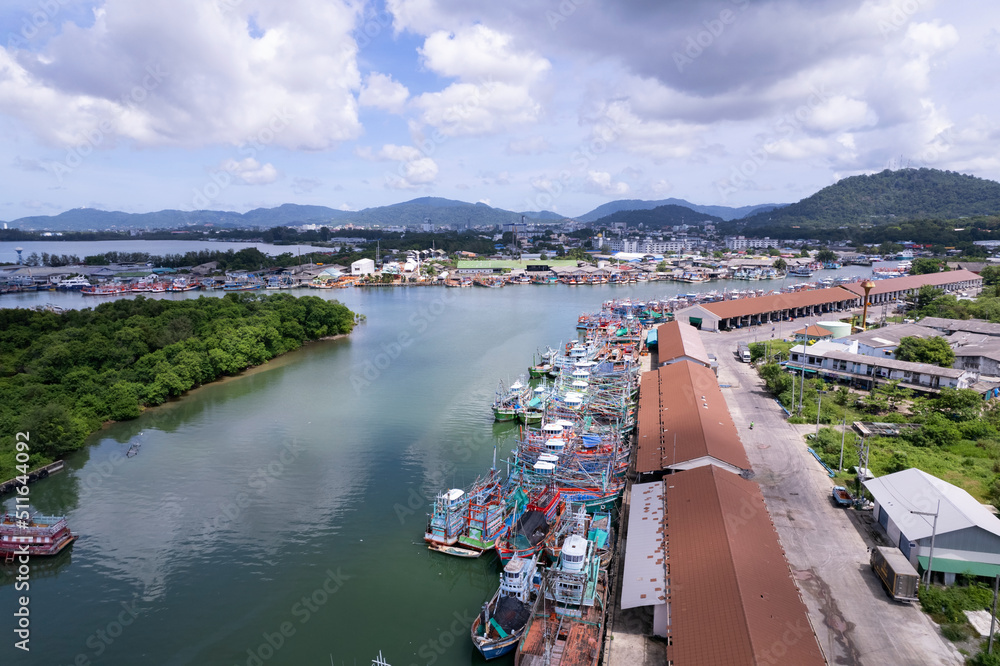 普吉岛的鸟瞰图渔港是最大的渔港，位于普吉岛koh siray岛