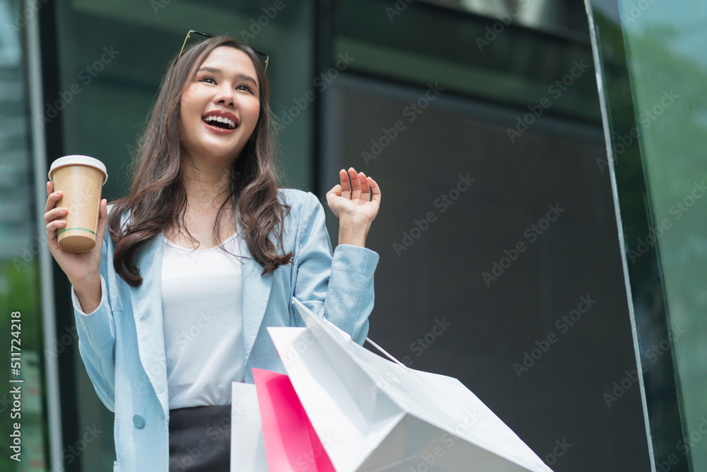 美丽的亚洲女人女性快乐积极的休闲购物手提纸袋快乐的女人享受