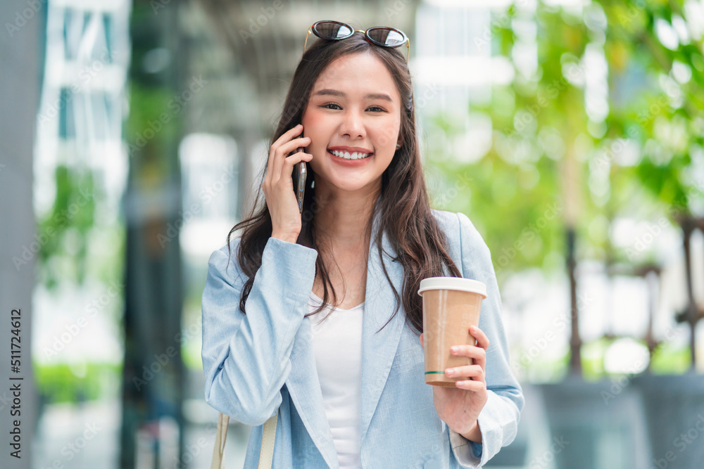 亚洲女性休闲放松数字游牧民自由职业外籍程序员智能休闲布边走边走