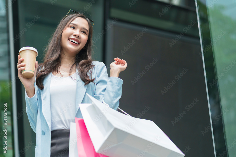 美丽的亚洲女人女性快乐积极的休闲购物手提纸袋快乐的女人享受