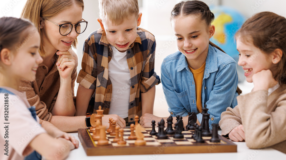 女人教孩子下棋