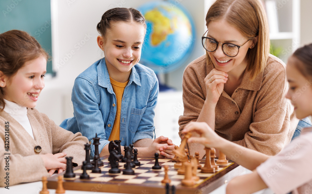 女人教孩子下棋