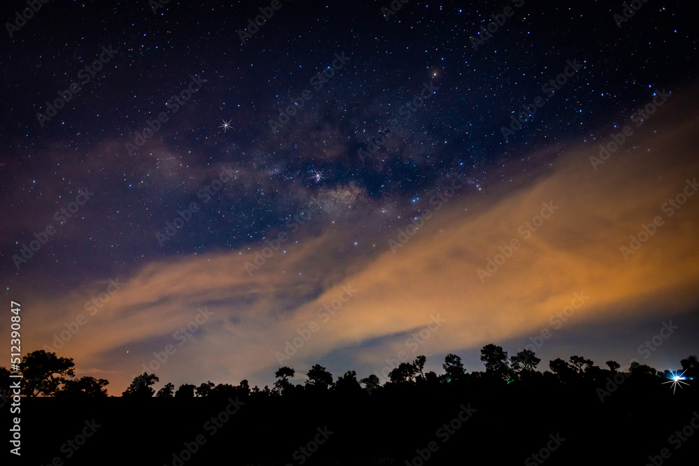 全景蓝色的夜空，乳白色的银河系和黑暗背景下的恒星。宇宙中充满了恒星，星云
1120616901,在车间焊接金属件的手持电极支架的焊工