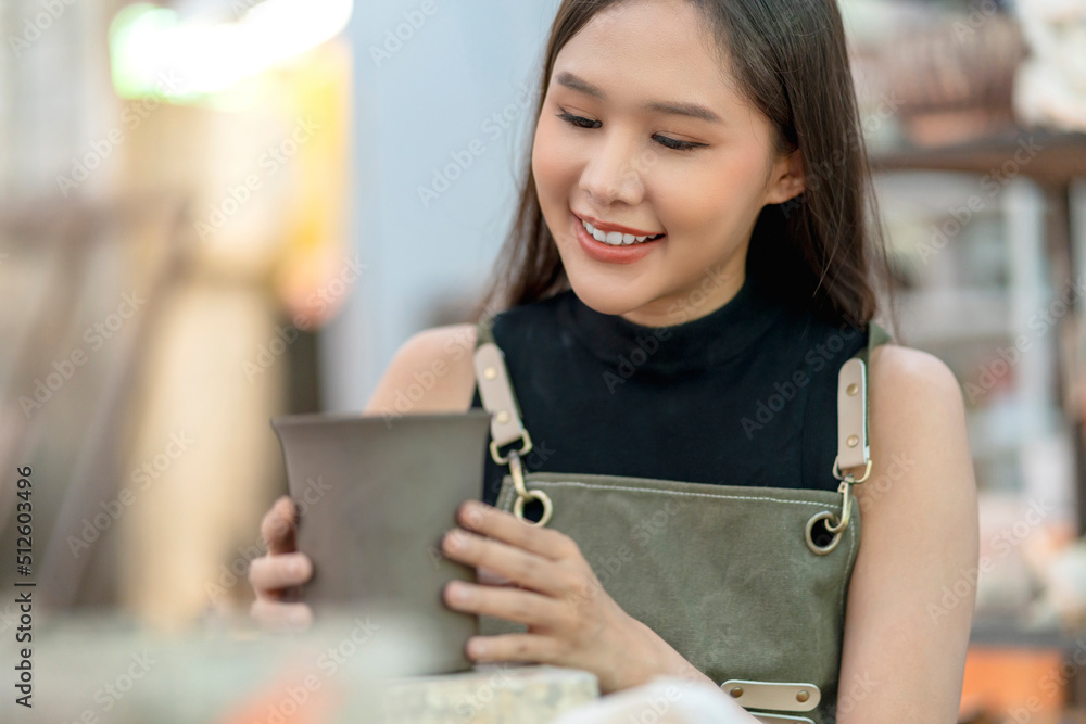 亚洲年轻女艺术家系围裙制作粘土花瓶碗美丽的年轻雕塑家创造了一个