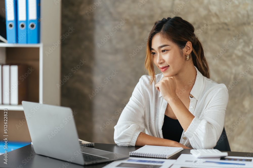 亚洲美女在咖啡馆用笔记本电脑思考想法