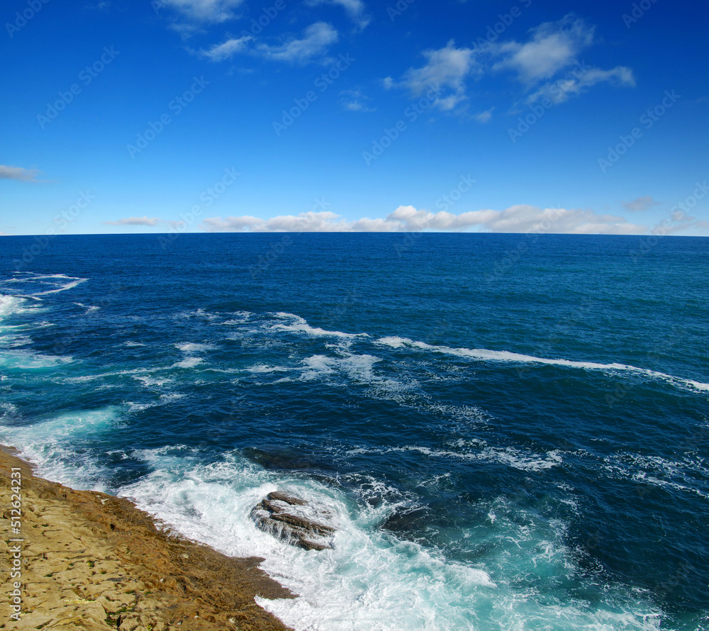 海浪冲击岩石