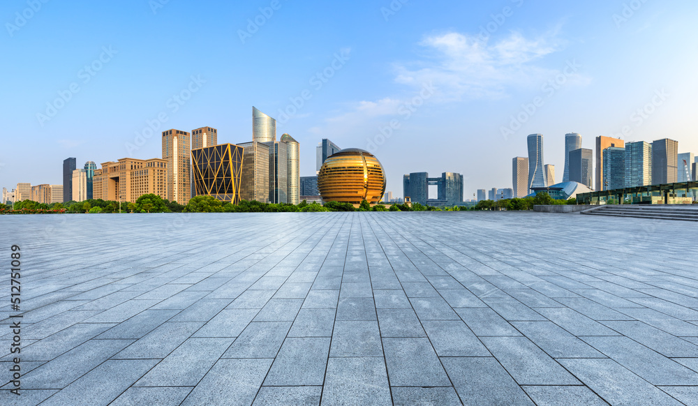 中国杭州，空荡荡的广场层和城市天际线，现代商业建筑。