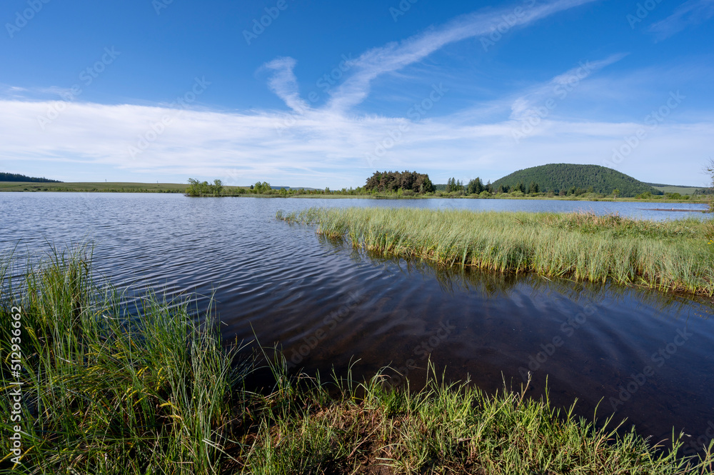 布尔杜泽湖（Lac de Bourdouze dans le paysage des montagnes dAuvergne dans le Parc des Volcans dAuvergne au