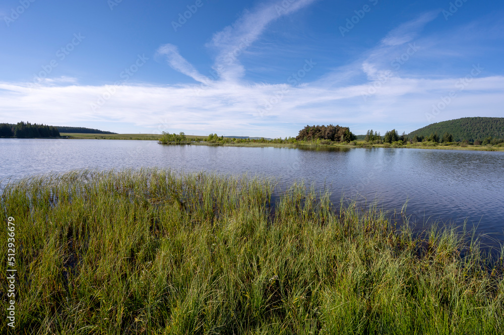 Lac de Bourdouze dans le paysage des montagnes dAuvergne dans le Parc des Volcans dAuvergne au pri