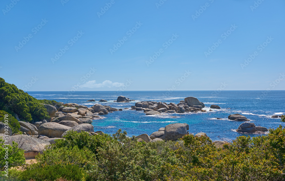 开普敦胡特湾炎热夏日海洋中的岩石景观。平静的海浪飞溅着阿加