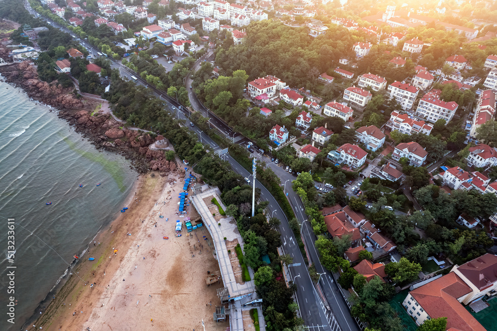 航拍青岛绿色生态海岸线城市景观全景图