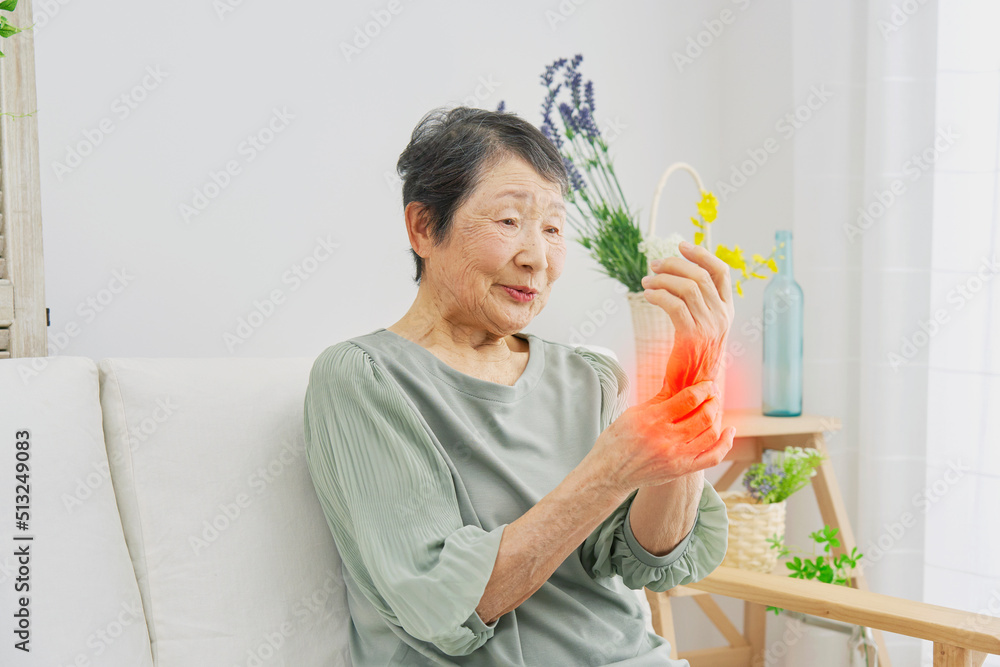 自宅で手が痛いの高齢者女性