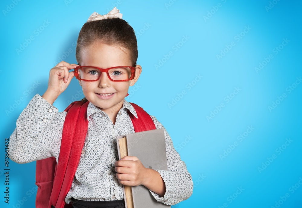 一个快乐的女学生。孩子很高兴上学。接受教育。