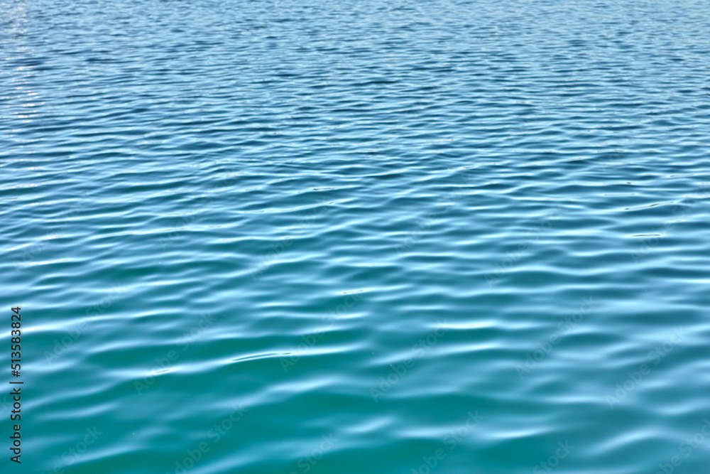 有波纹和复制空间的水背景。退潮时清新、平静的蓝色海水特写。Zo