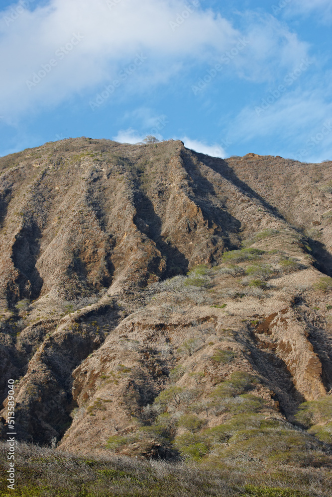 夏威夷瓦胡岛的可可头火山。一座死火山在夏天向山上喷发。太美了