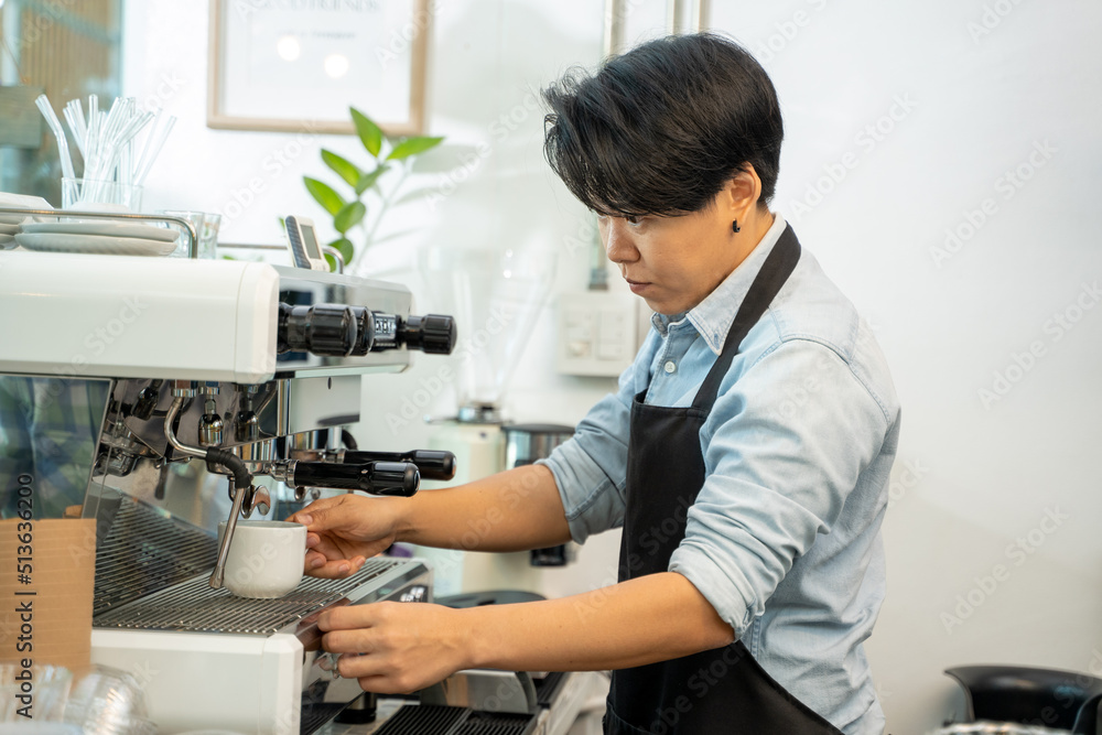 裹着围裙的咖啡师在咖啡店煮咖啡，咖啡师咖啡研磨机倾倒专业Con