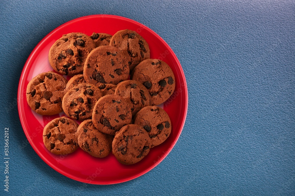 桌上盘子里的美味印度甜食