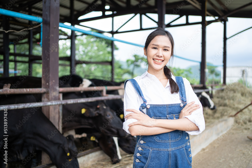 迷人的亚洲奶农妇女在农场户外工作的肖像。