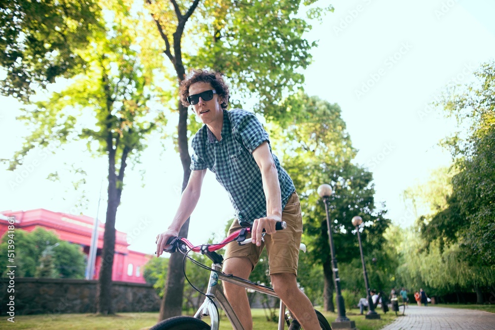 骑自行车的人在城市公园里骑行。