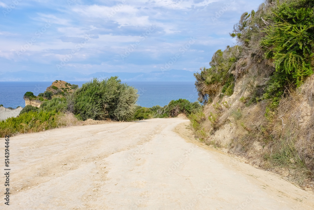 美丽海上度假胜地的乡村公路