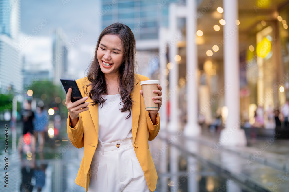 亚洲年轻女性时尚休闲亚洲女性行走的都市现代生活方式时尚画像