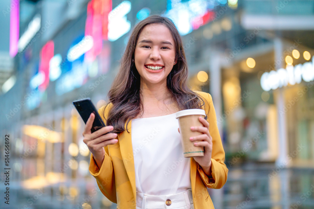 亚洲年轻女性时尚休闲亚洲女性行走的都市现代生活方式时尚画像