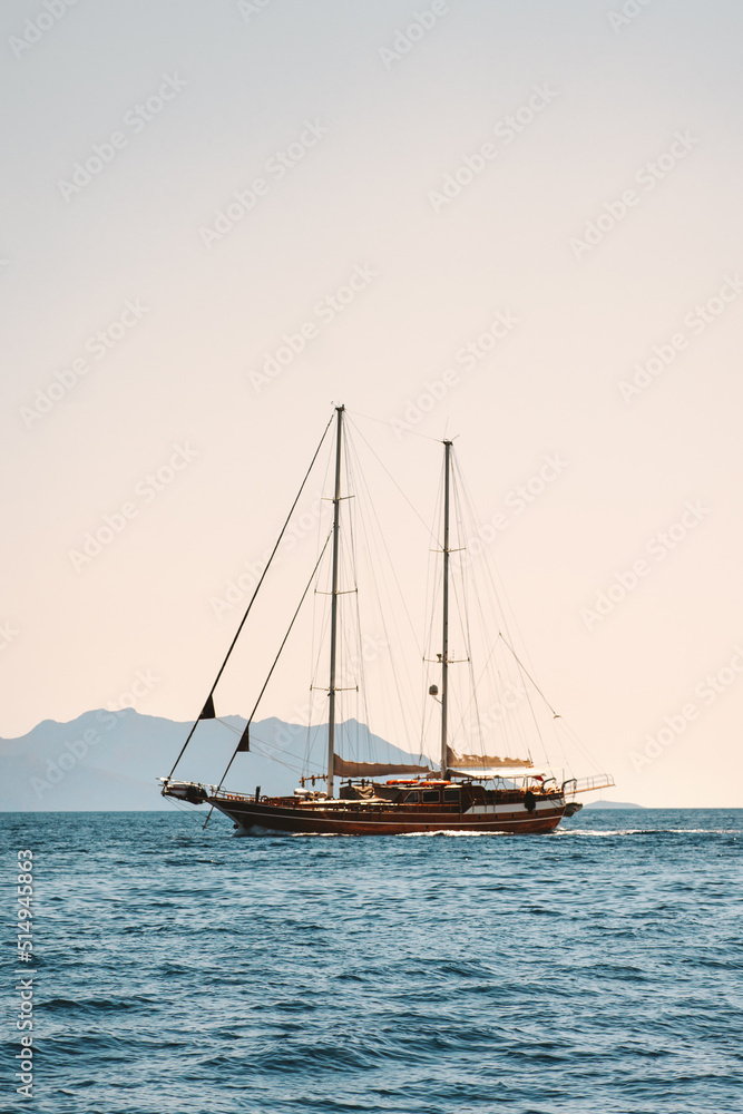 游艇航行爱琴海风景旅游游艇巡游旅游美景