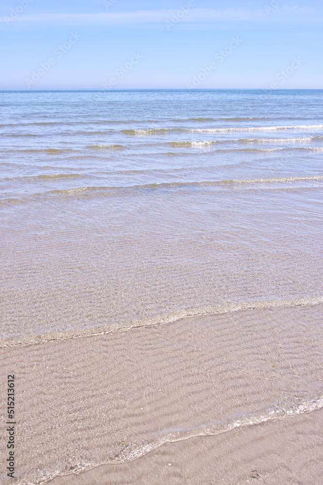 晴朗的蓝天下美丽的海滩海景和地平线，复制空间。平静宁静的海洋