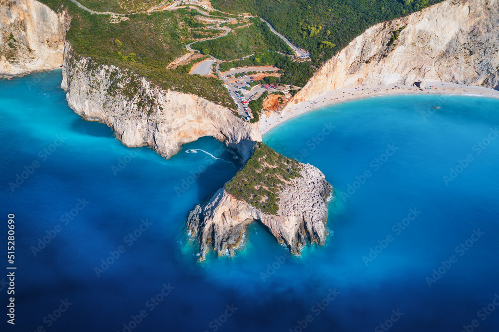 夏季阳光海岸的蓝色大海、山脉和白色沙滩的鸟瞰图。Porto Katsiki，Lefkada i