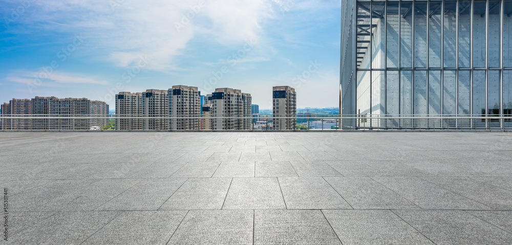 空旷的广场层和城市天际线，现代商业建筑风光