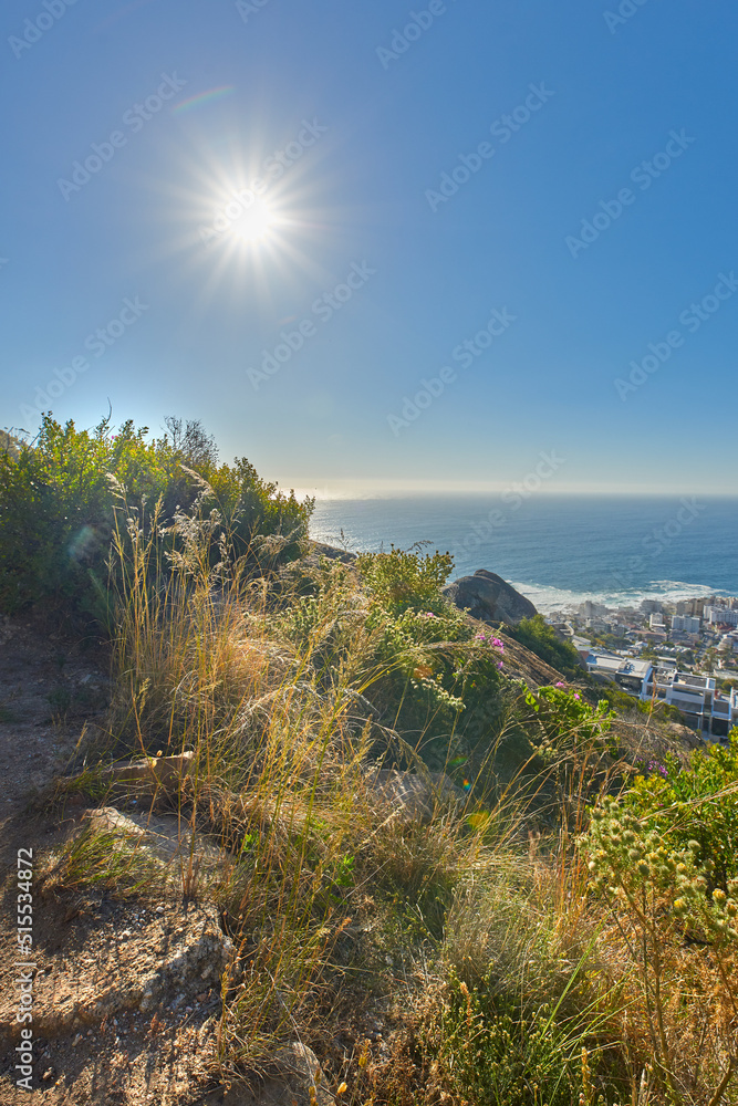 俯瞰大海，在晴朗的蓝天下，阳光和复制空间。海景