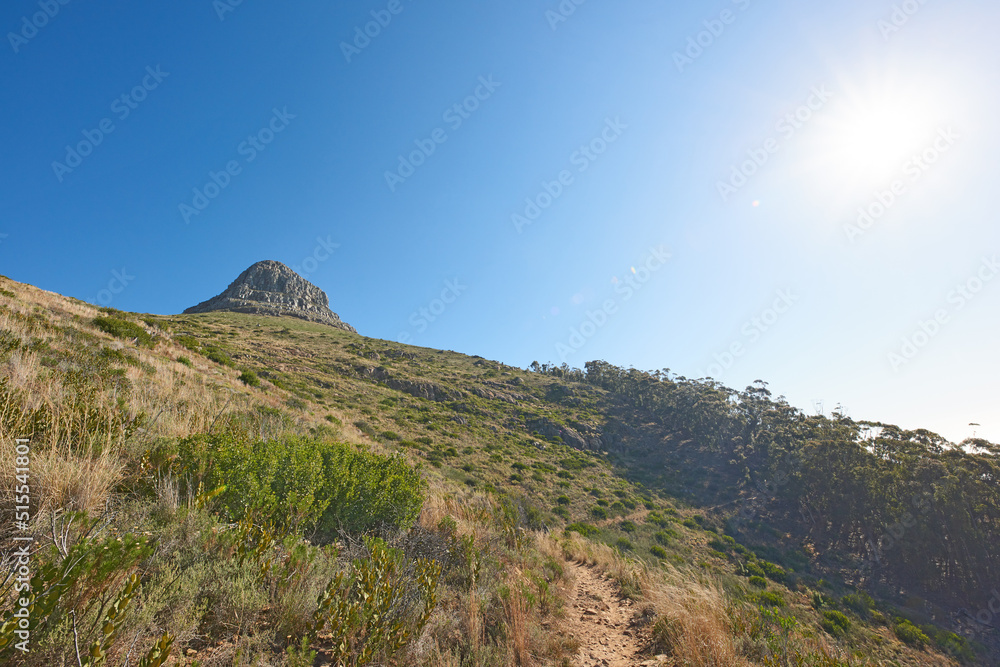 狮子头山景观，南部开普敦桌山上的蓝天和复制空间