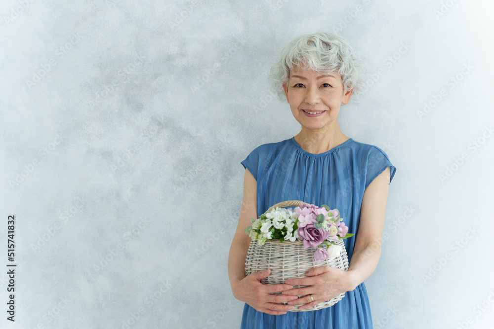 花束を持つミドル女性のポートレート