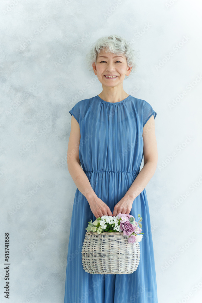 花束を持つミドル女性のポートレート