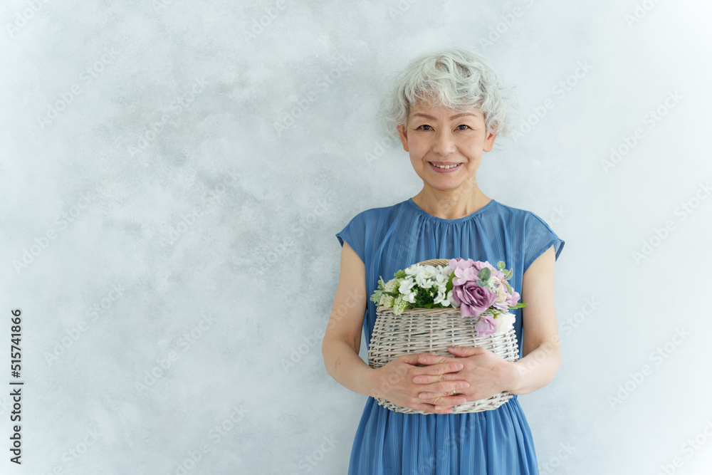 花束を持つミドル女性のポートレート