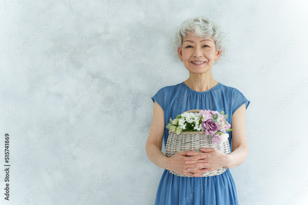 花束を持つミドル女性のポートレート