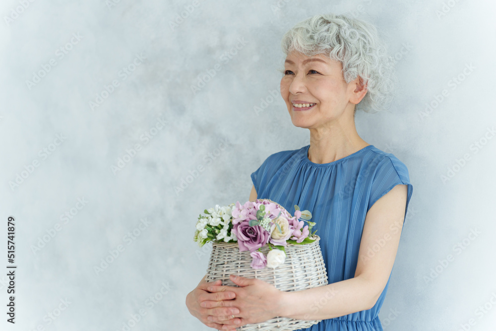 花束を持つミドル女性のポートレート