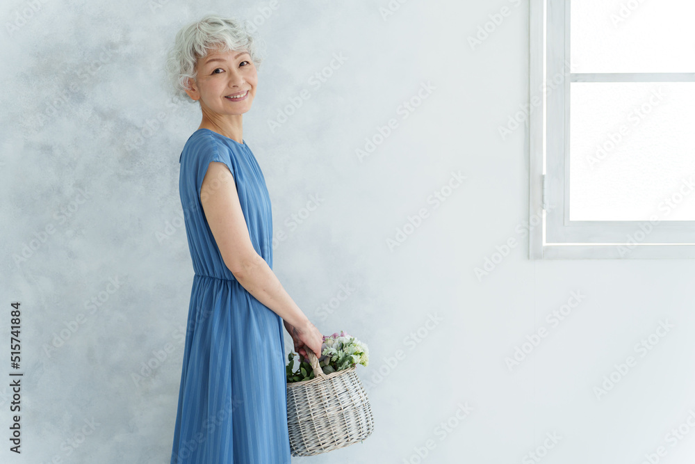 花束を持つミドル女性のポートレート