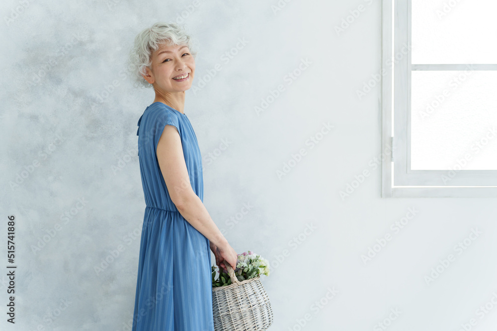 花束を持つミドル女性のポートレート