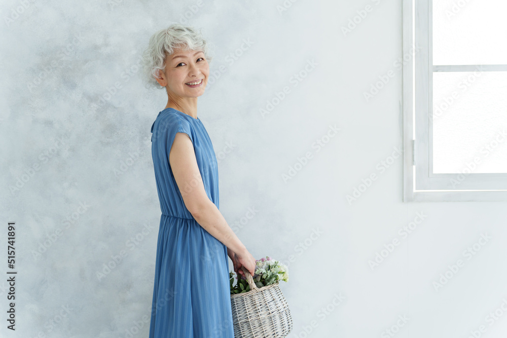 花束を持つミドル女性のポートレート