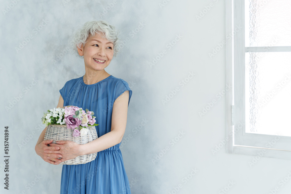 花束を持つミドル女性のポートレート