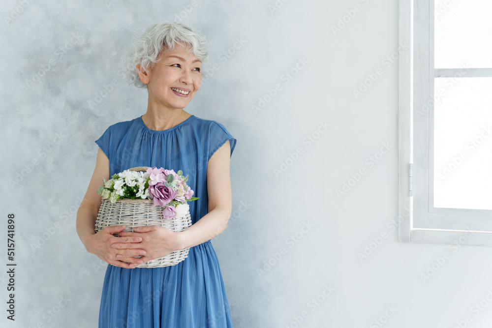 花束を持つミドル女性のポートレート