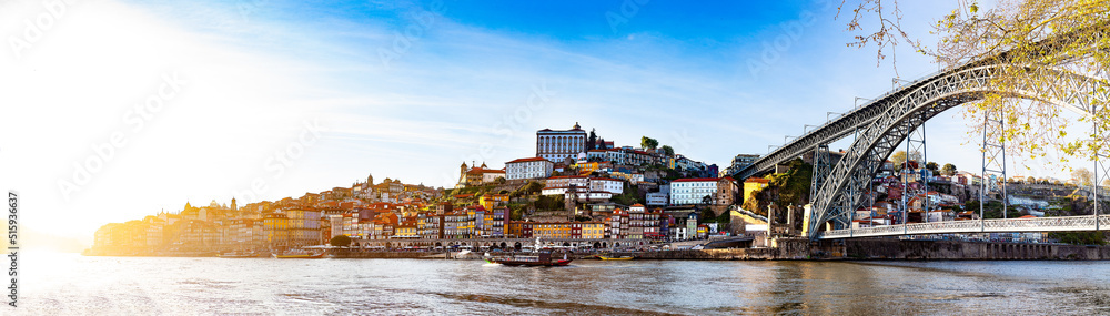 Vista panorámica del Viejo Oporto.  La ciudad de Oporto y la Ribeira sobre el río Duero desde Vila N