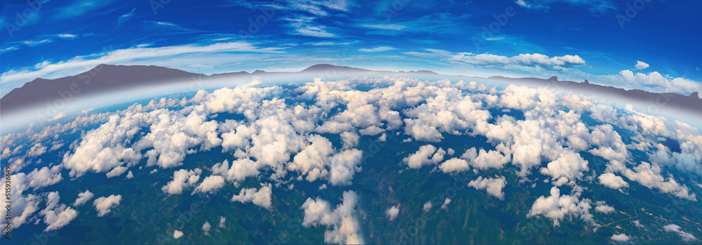 Vista panoramica del cielo. Cielo azul claro y nubes blancas, panorama de nubes desde arriba, vista 