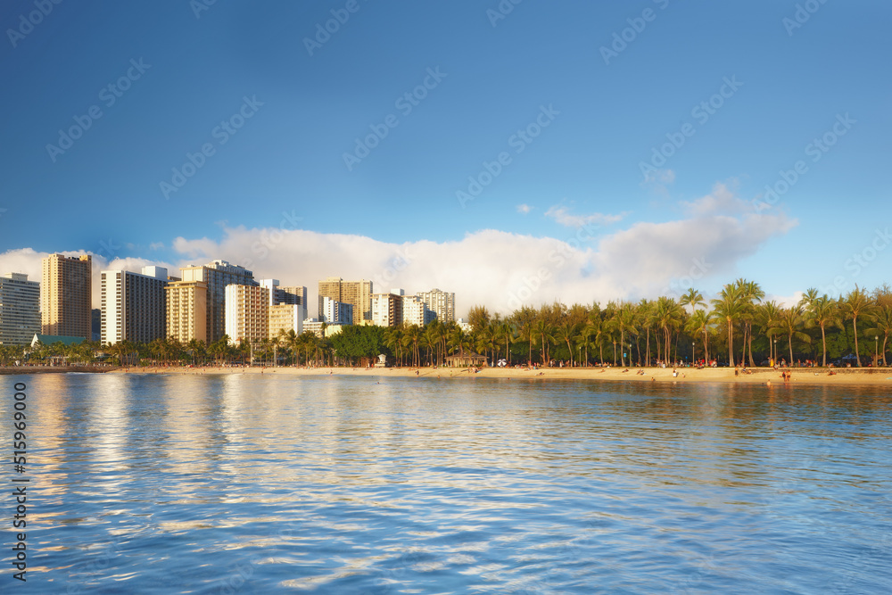 度假或度假目的地海滩和蓝天附近的美丽城市景观。引用