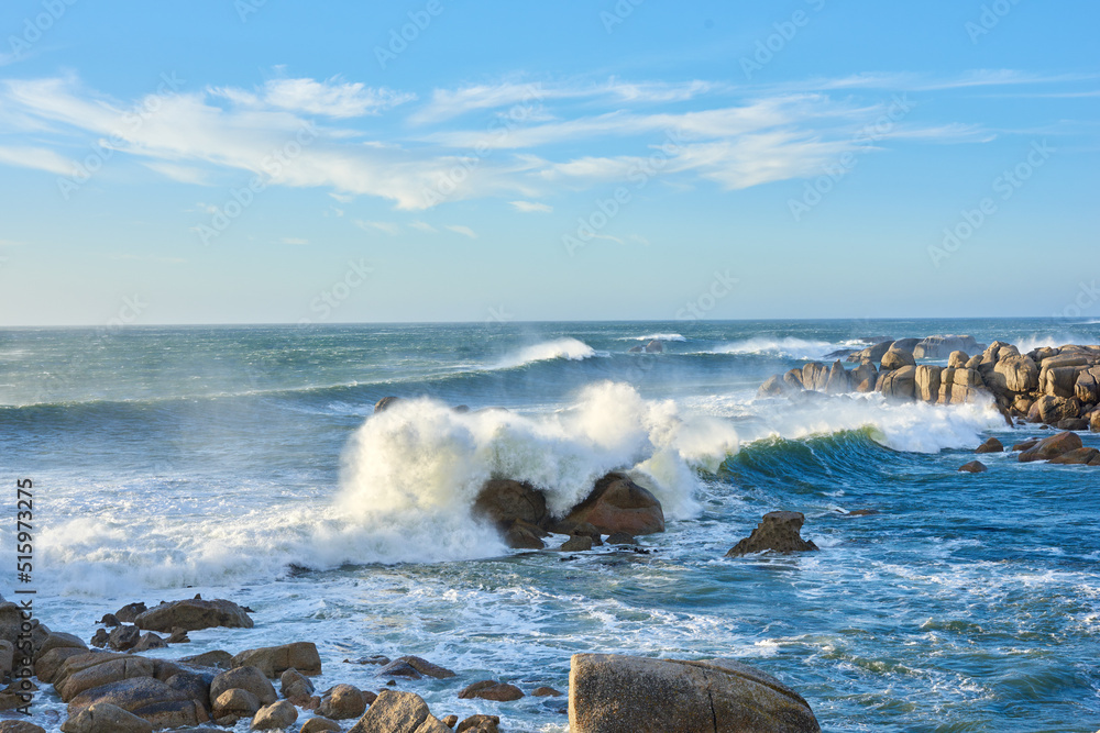 南非开普省的岩石海岸线。海浪在阳光下拍打海岸岩石