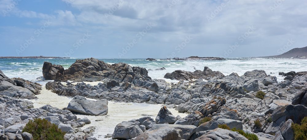 开普敦海滩上的岩石海岸线乌云密布。海边的岩石海岸带